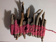 Accessoire en métal et tissu