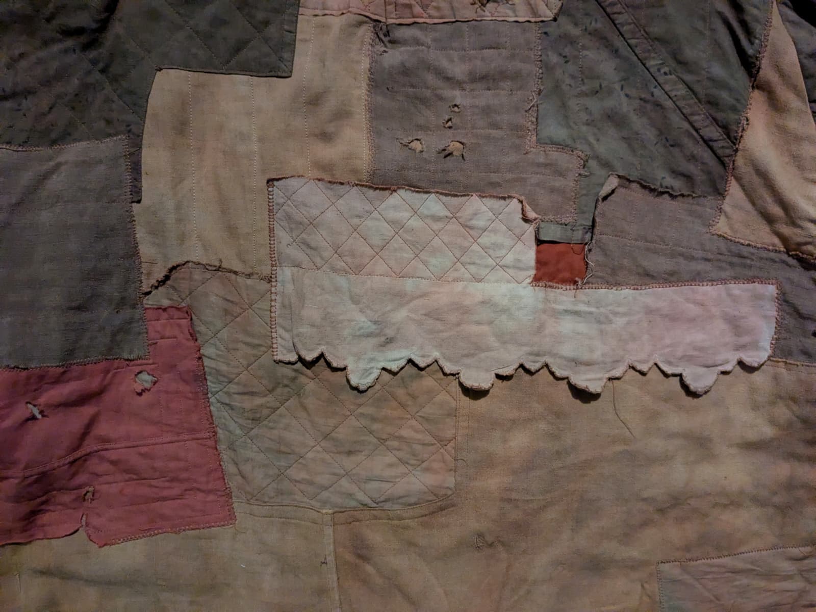 Patchwork de tissus beiges et roses matelassés