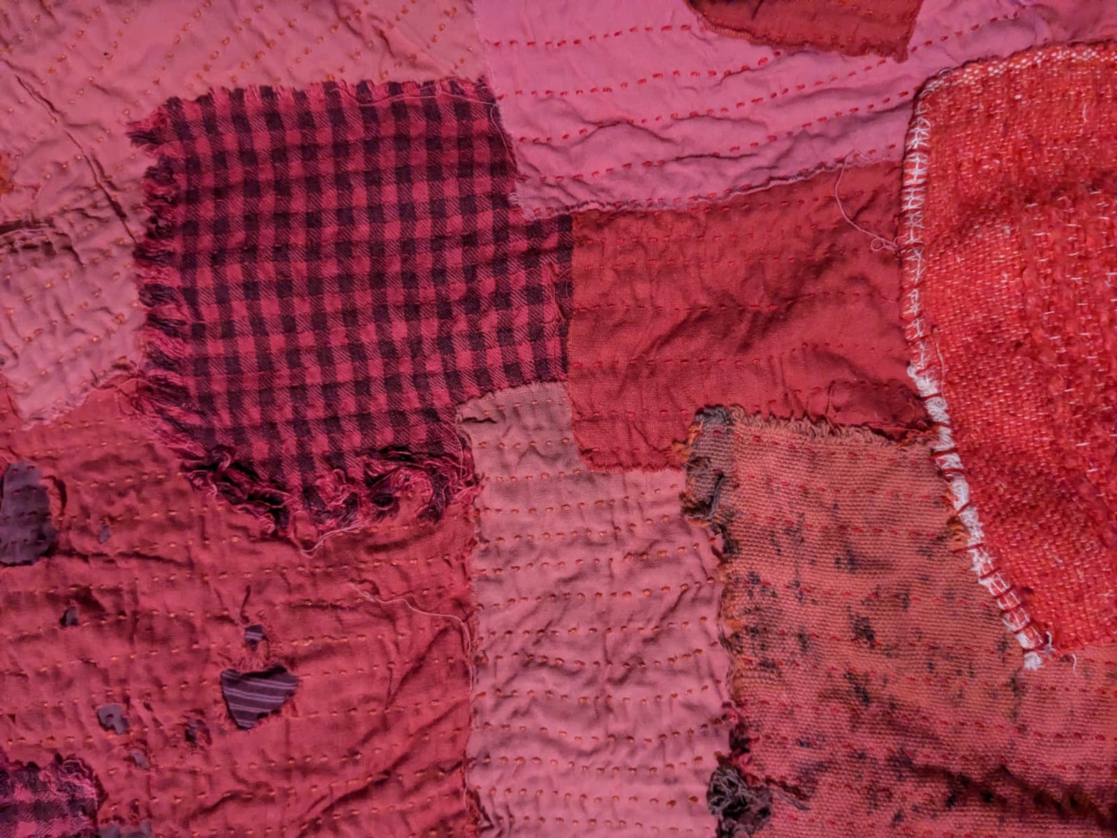 Patchwork de tissus rouges cousus à la main, façon Boro